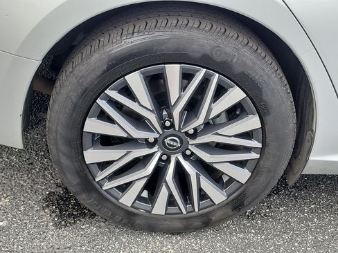 Used 2024 Nissan Altima 2.5 SV FWD image 10