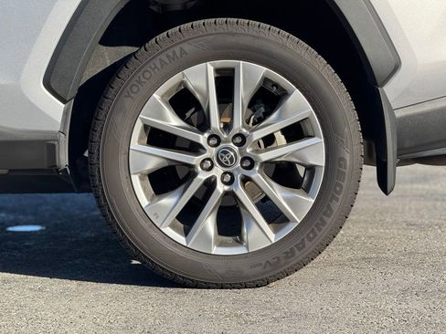 Used 2022 Toyota RAV4 XLE Premium image 3