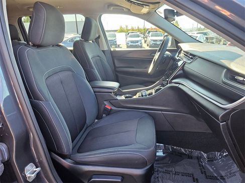 Used 2023 Jeep Grand Cherokee L Laredo image 35