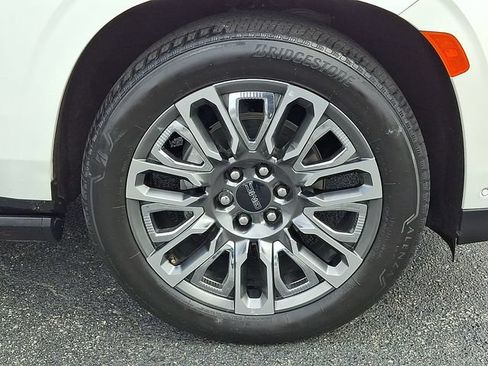 Used 2024 GMC Yukon XL Denali Ultimate AWD/4WD image 8