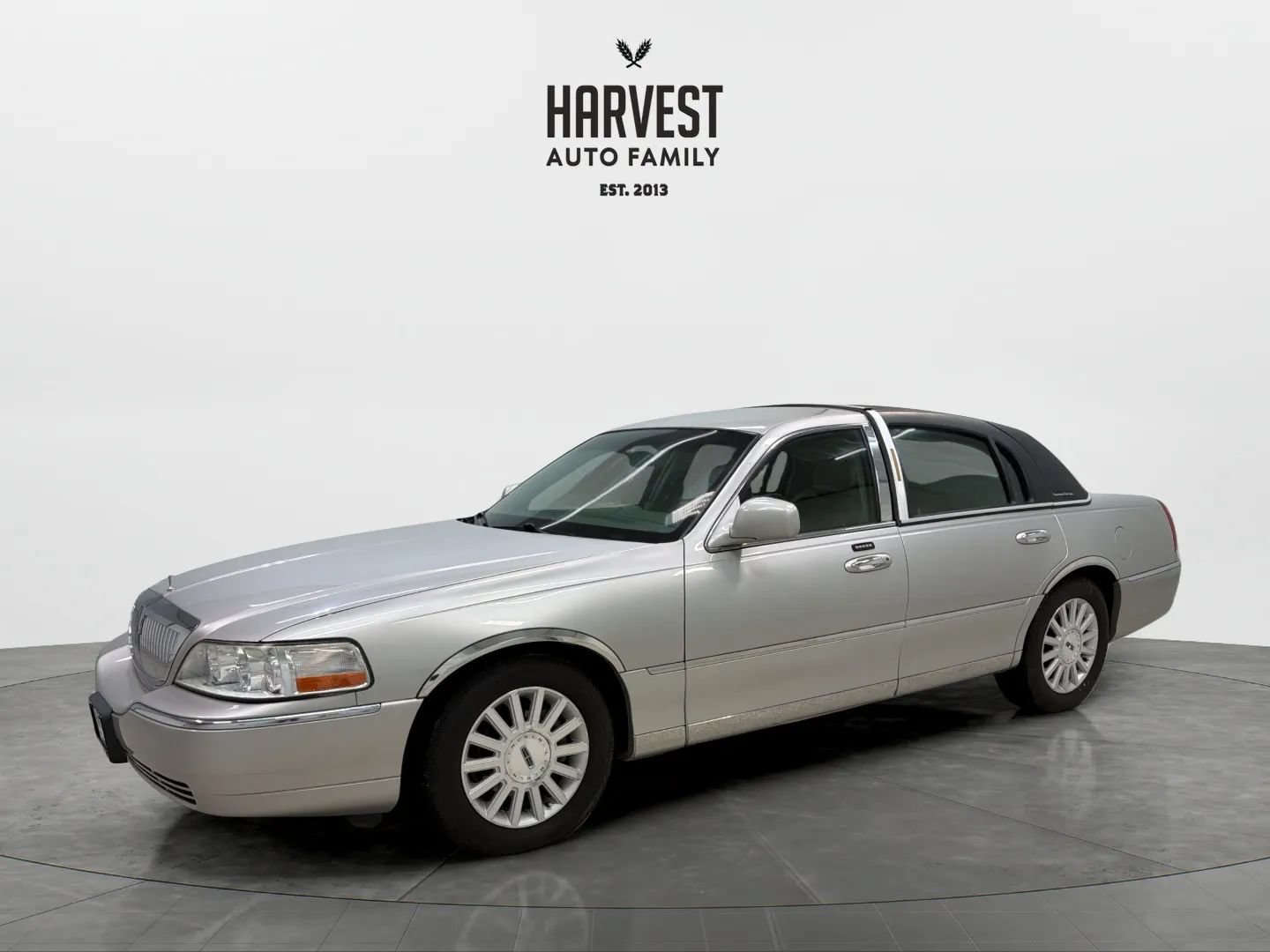Used 2004 Lincoln Town Car Ultimate RWD image 1