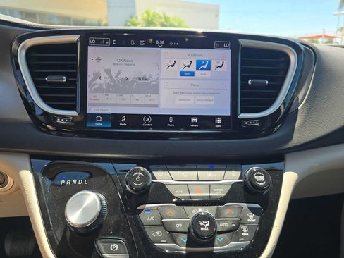 Used 2024 Chrysler Pacifica Touring-L FWD image 27