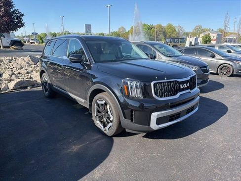 Used 2024 Kia Telluride EX w/ EX Captain's Chair Package AWD/4WD image 3