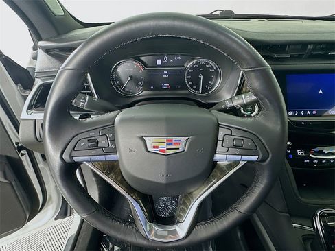 Used 2022 Cadillac XT6 Premium Luxury image 11