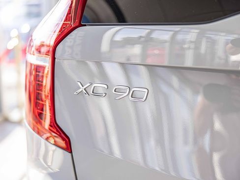 Used 2025 Volvo XC90 B6 Plus image 16