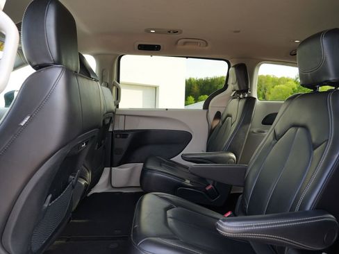 Used 2023 Chrysler Pacifica Touring-L FWD image 18
