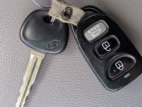 Used 2017 Hyundai Elantra SE image 18