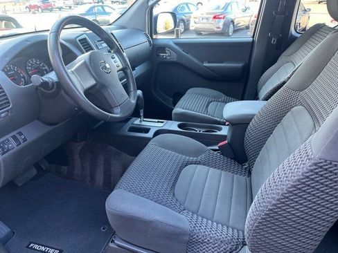 Used 2011 Nissan Frontier SV image 7