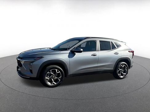 Used 2025 Chevrolet Trax LT FWD image 8