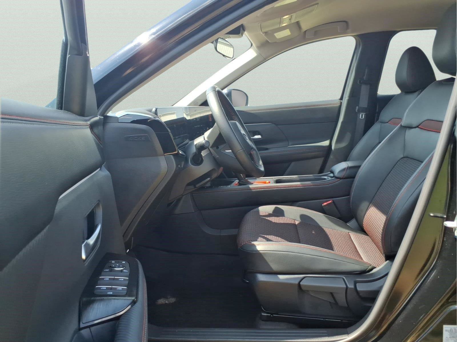 Used 2026 Nissan Kicks SR AWD/4WD image 16