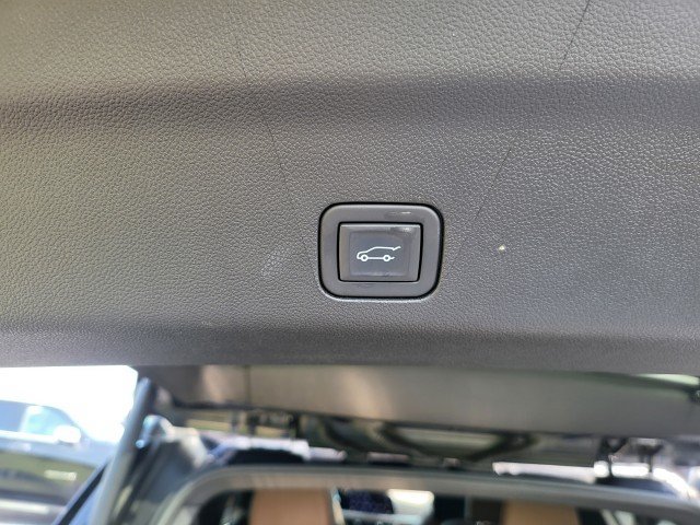 Used 2025 Chevrolet Suburban High Country AWD/4WD image 17