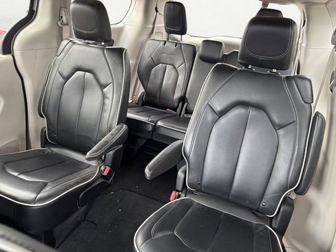 Used 2023 Chrysler Pacifica Limited FWD image 13