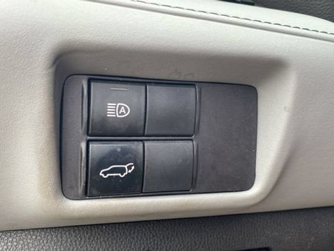 Used 2022 Toyota Highlander LE AWD/4WD image 32
