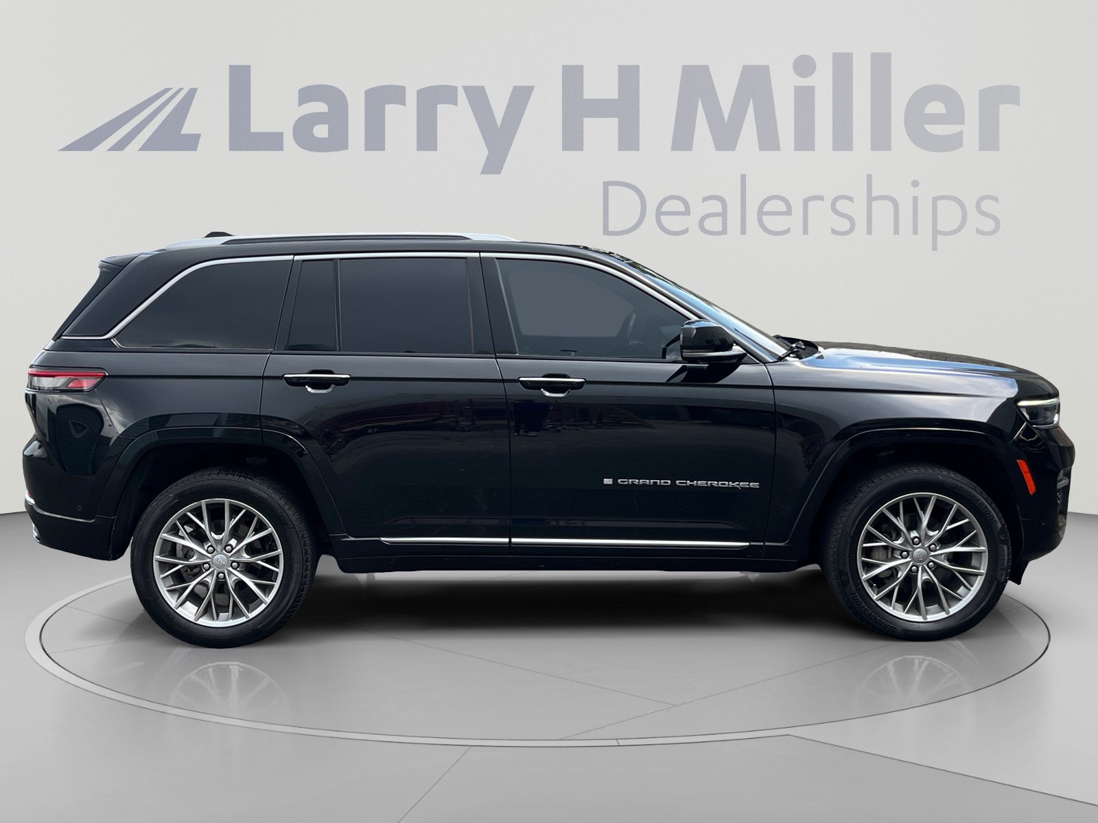 Used 2023 Jeep Grand Cherokee Summit w/ Adv Protech Group IV AWD/4WD image 6