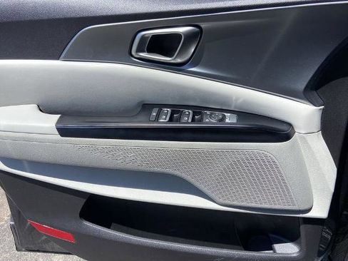 Used 2023 Kia Carnival LX FWD image 17