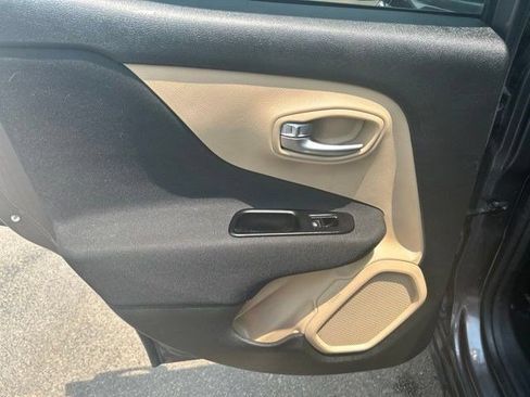 Used 2020 Jeep Renegade Latitude FWD image 31