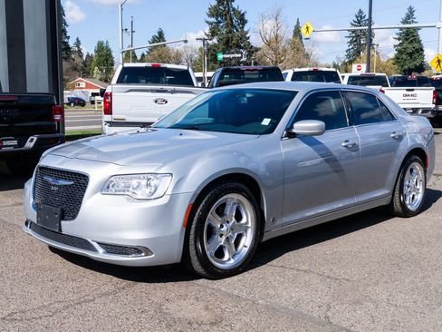 Used 2019 Chrysler 300 Touring image 3