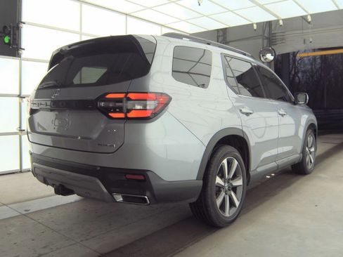 Used 2025 Honda Pilot Touring image 2