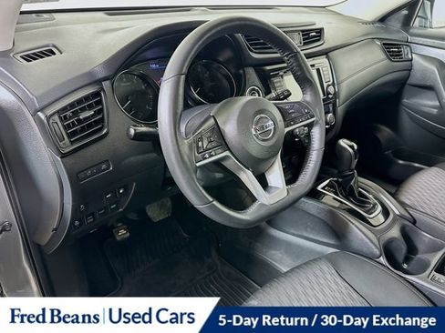 Used 2018 Nissan Rogue SV w/ Premium Package image 11