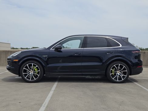 Certified 2022 Porsche Cayenne E-Hybrid AWD/4WD image 2