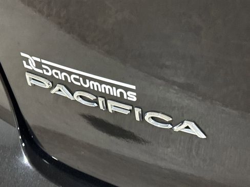 Used 2023 Chrysler Pacifica Touring-L image 26