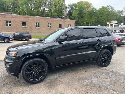 Used 2017 Jeep Grand Cherokee Altitude AWD/4WD image 3