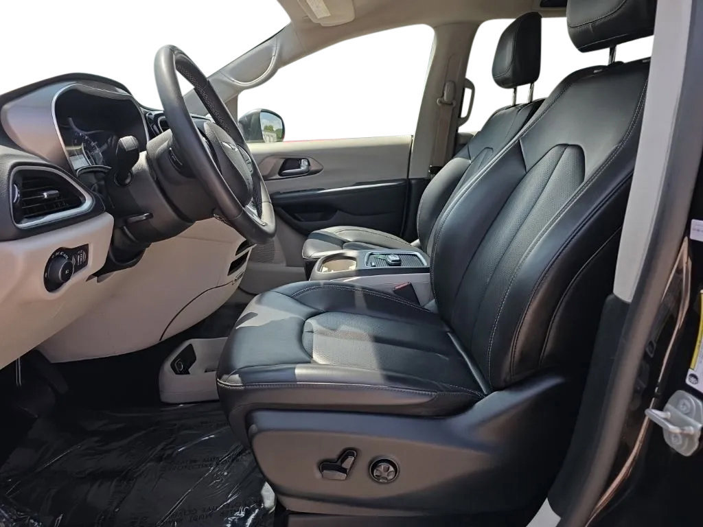 Used 2023 Chrysler Pacifica Touring-L FWD image 16