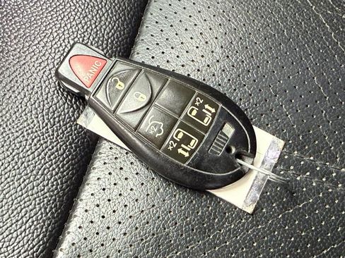 Used 2014 Chrysler Town & Country Touring FWD image 37