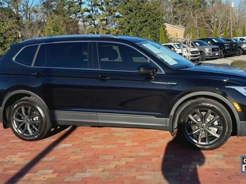 Used 2024 Volkswagen Tiguan SE image 3