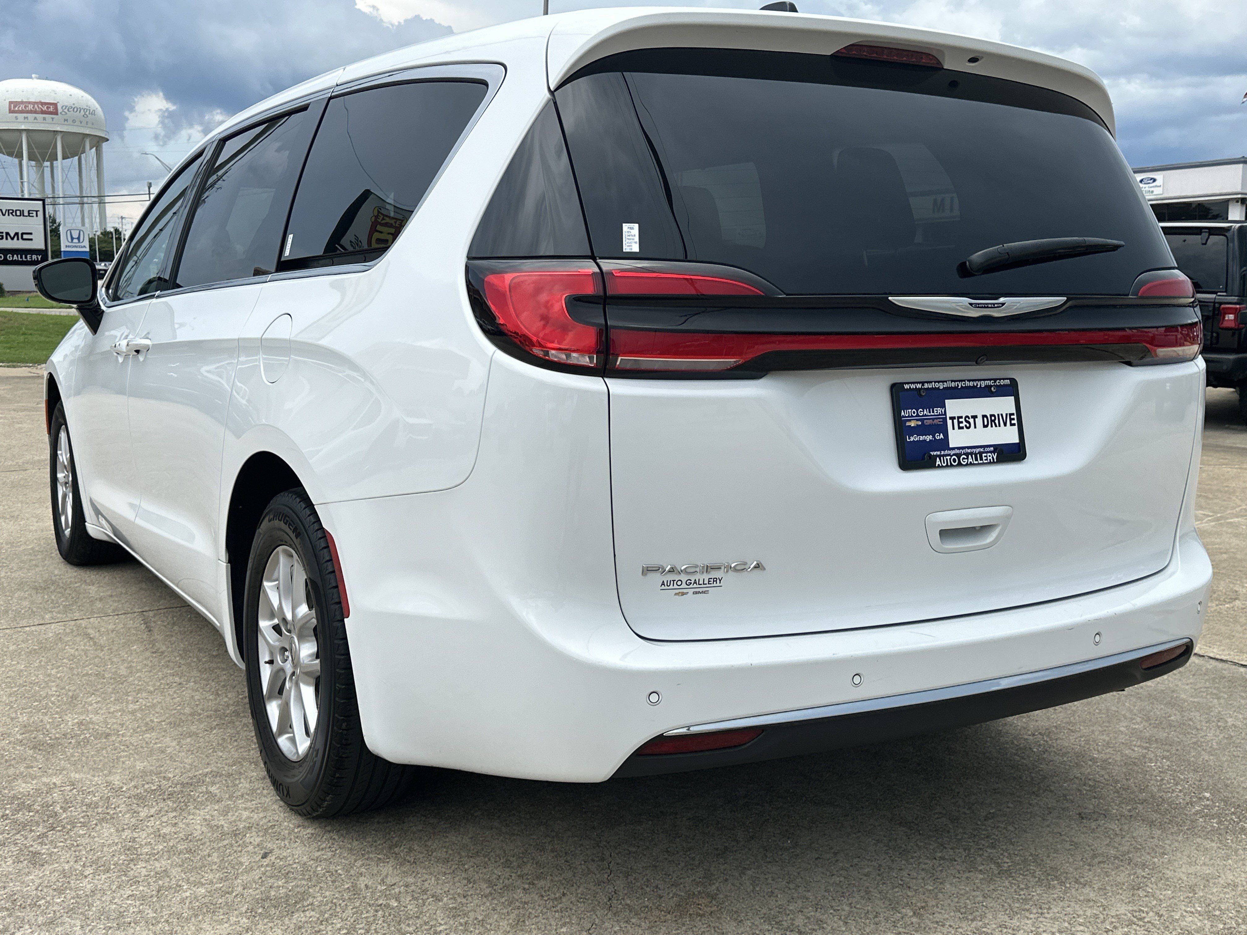 Used 2025 Chrysler Pacifica Select FWD image 8