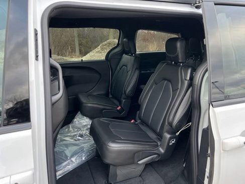 New 2026 Chrysler Pacifica Select image 16