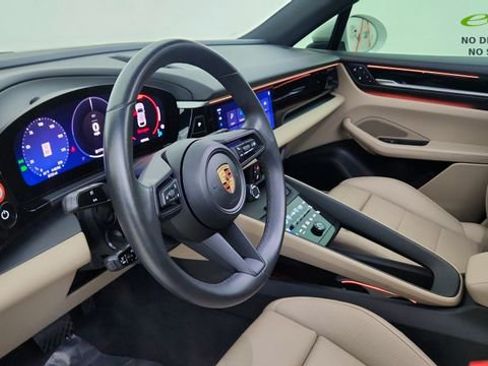 Used 2025 Porsche Macan Electric RWD image 19