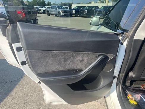 Used 2022 Tesla Model Y Long Range AWD/4WD image 26