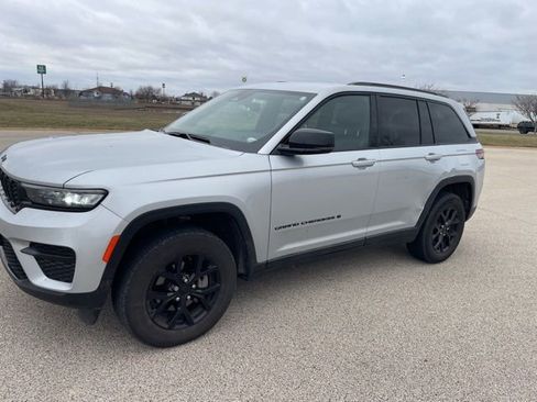 Used 2024 Jeep Grand Cherokee Altitude image 4