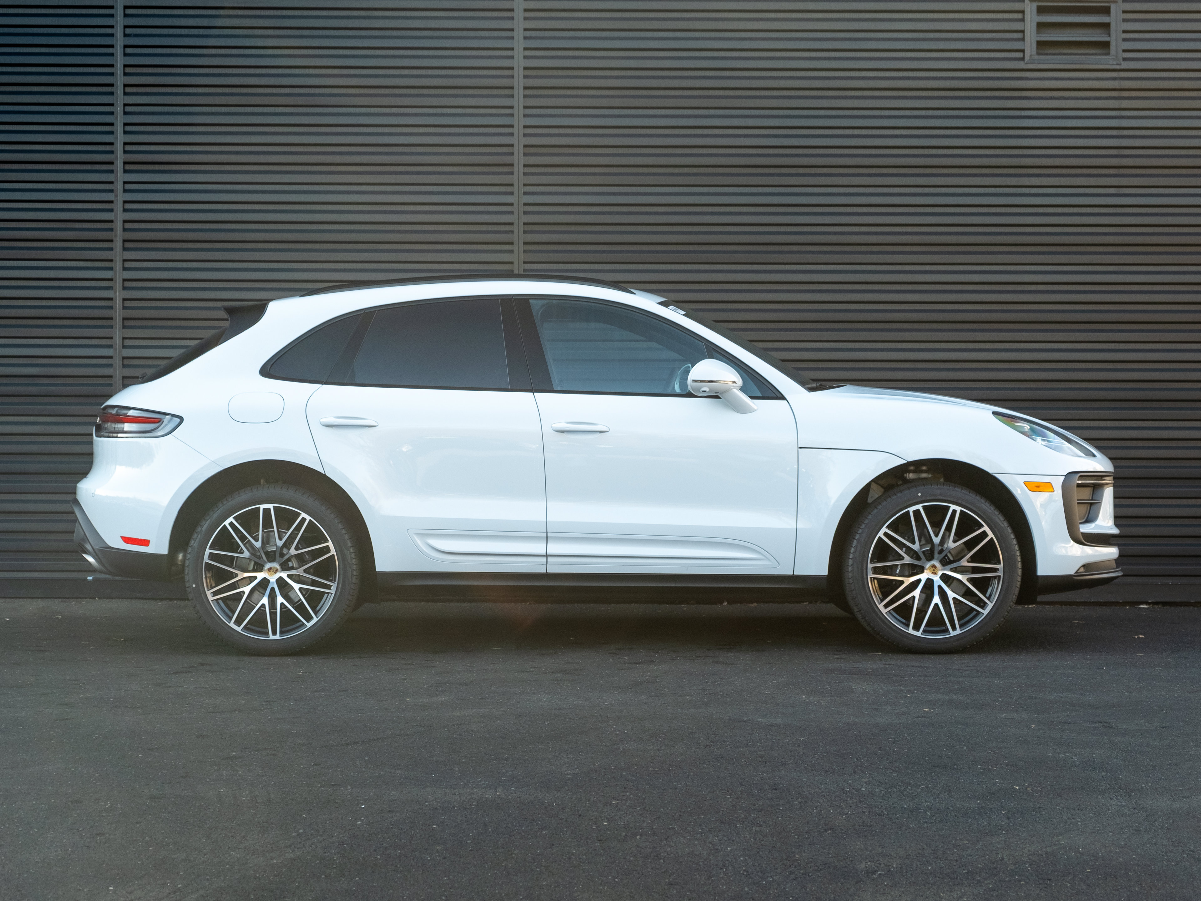 Certified 2026 Porsche Macan AWD/4WD image 9