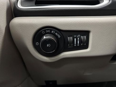 Certified 2023 Chrysler Pacifica Touring-L image 23