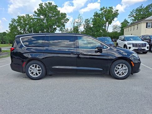 Used 2024 Chrysler Pacifica Touring-L FWD image 17