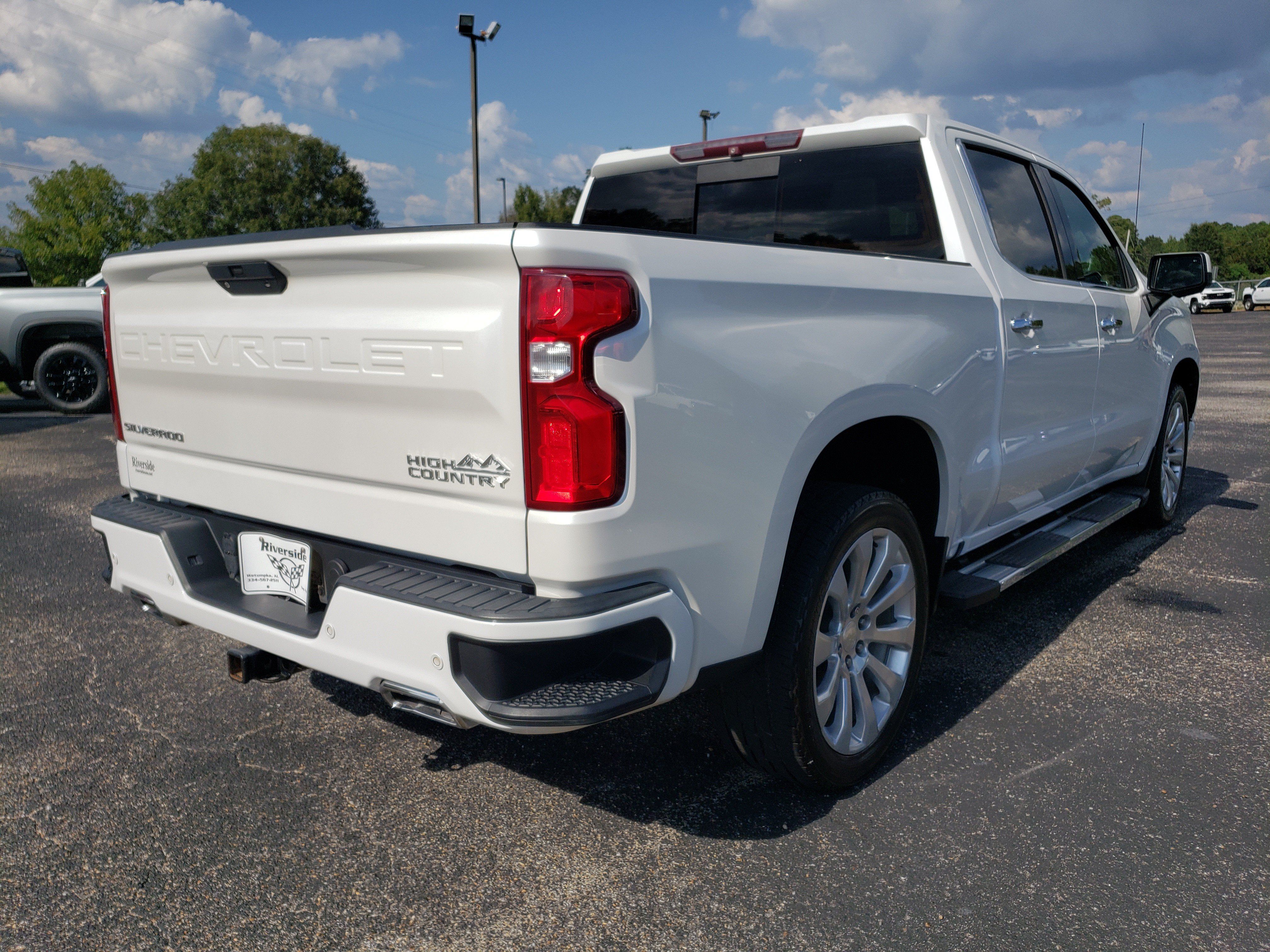 Used 2019 Chevrolet Silverado 1500 High Country w/ Technology Package AWD/4WD image 3
