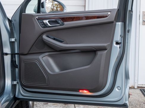 Used 2023 Porsche Macan image 30