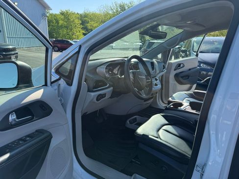 Used 2023 Chrysler Pacifica Touring-L AWD/4WD image 10