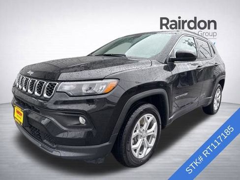 Used 2024 Jeep Compass Latitude image 3