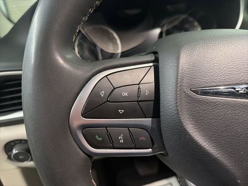 Used 2023 Chrysler Pacifica Touring-L image 19