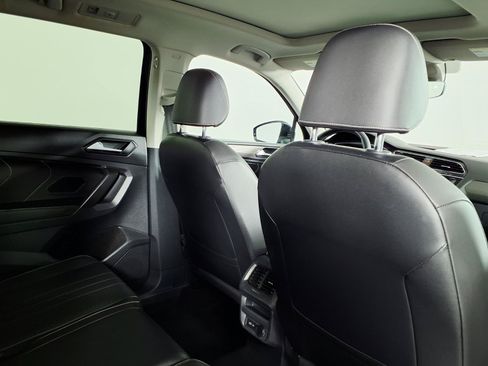 Used 2022 Volkswagen Tiguan SE w/ Panoramic Sunroof Package AWD/4WD image 11