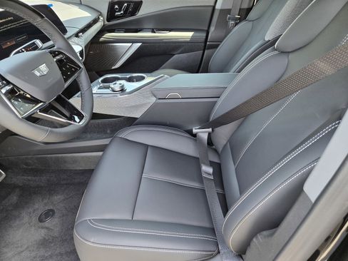 New 2025 Cadillac Optiq Luxury 1 image 8