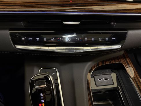 Used 2022 Cadillac Escalade Premium Luxury RWD image 19