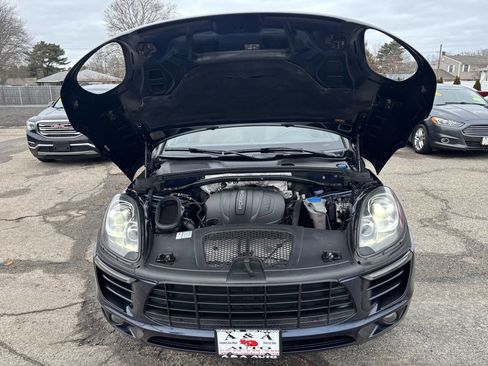 Used 2018 Porsche Macan Base AWD 4dr SUV image 31