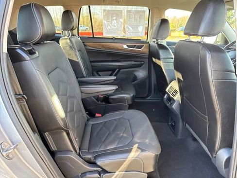 Used 2024 Volkswagen Atlas SE image 10