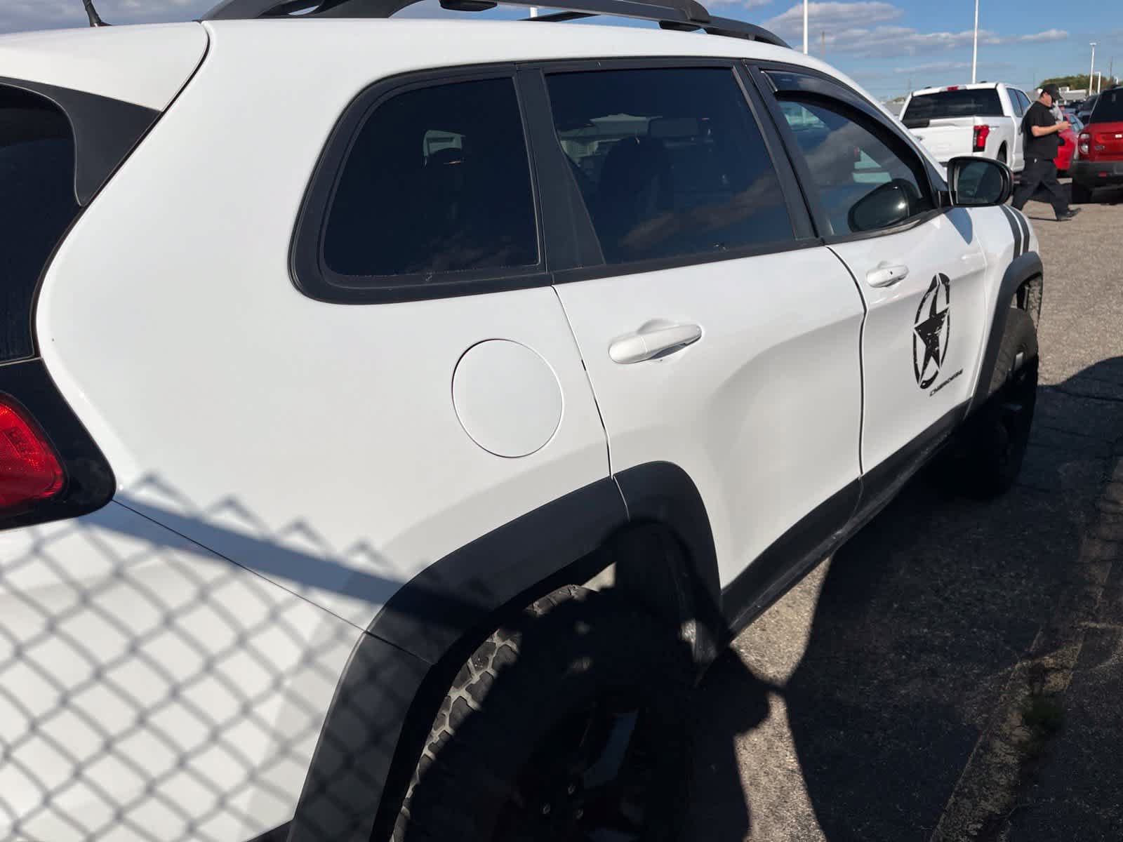 Used 2017 Jeep Cherokee Trailhawk w/ Comfort & Convenience Group AWD/4WD image 12