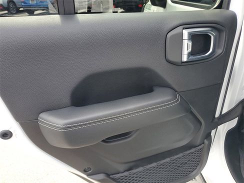 Used 2022 Jeep Gladiator Overland w/ Popular Equipment Package image 9