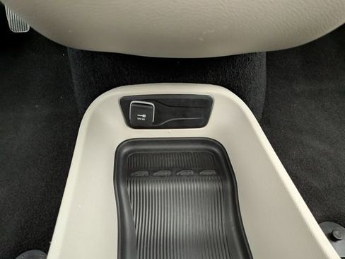 Used 2024 Chrysler Pacifica Touring-L FWD image 11